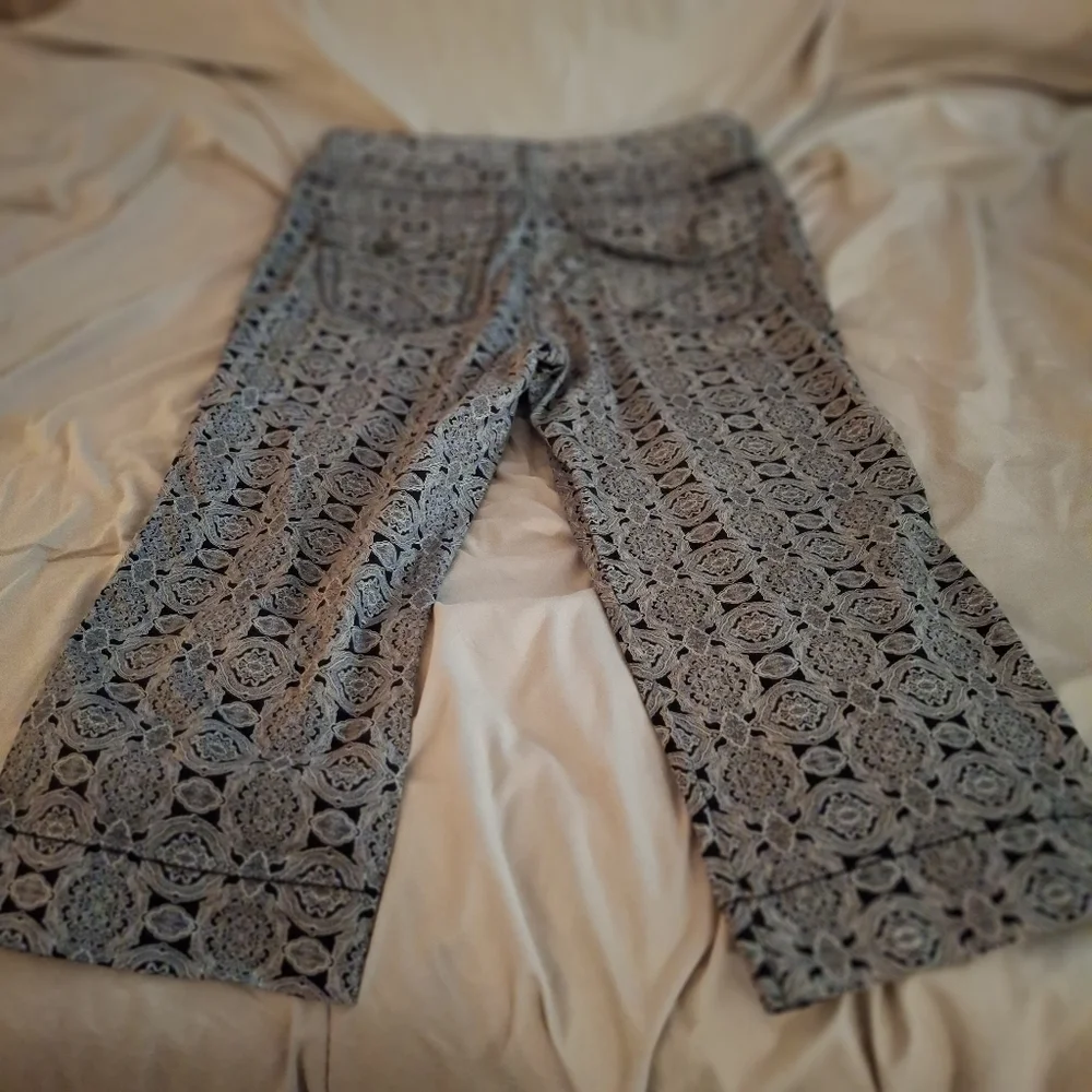 Bandolino Blu Women's Stylish Black And White Paisley Patterned Cropped Pants